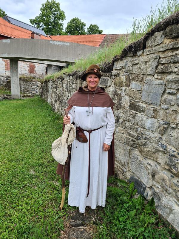 A picture of storyteller Ann Elin Lium dressed as a pilgrim
