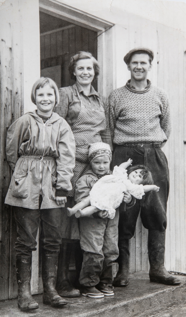 Familien Hafslund samlet ute på trappa. Hedvig og Oskar Hafslund sammen med døtrene Liv og Anne Berit. Anne Berit med ei dokke i armene. Bildet er i privat eie og er tatt av Sven Kløvstad.