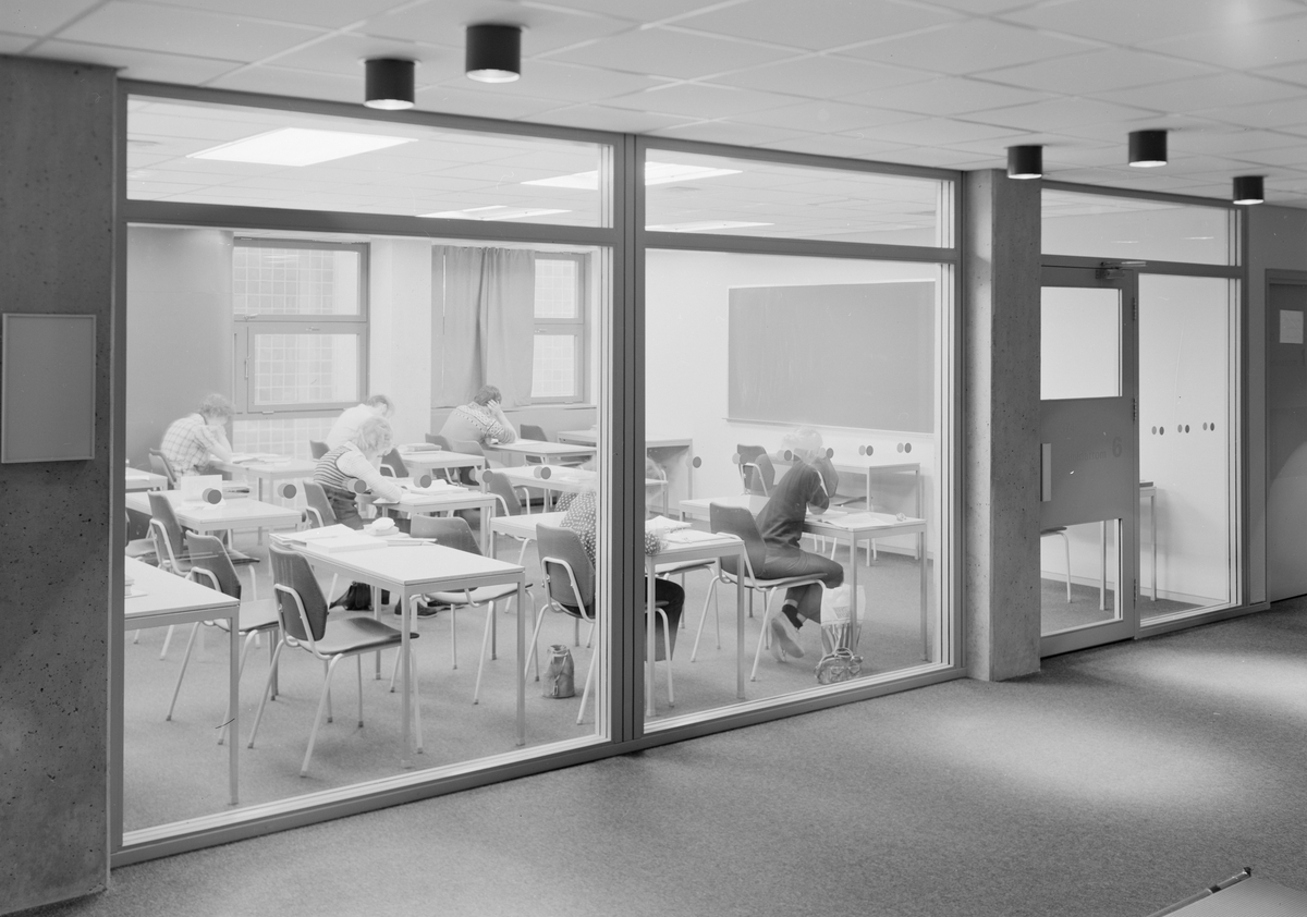 Arkitekturfotografi av Menighetsfakultetet i Oslo. Interiørfoto av et klasserom.