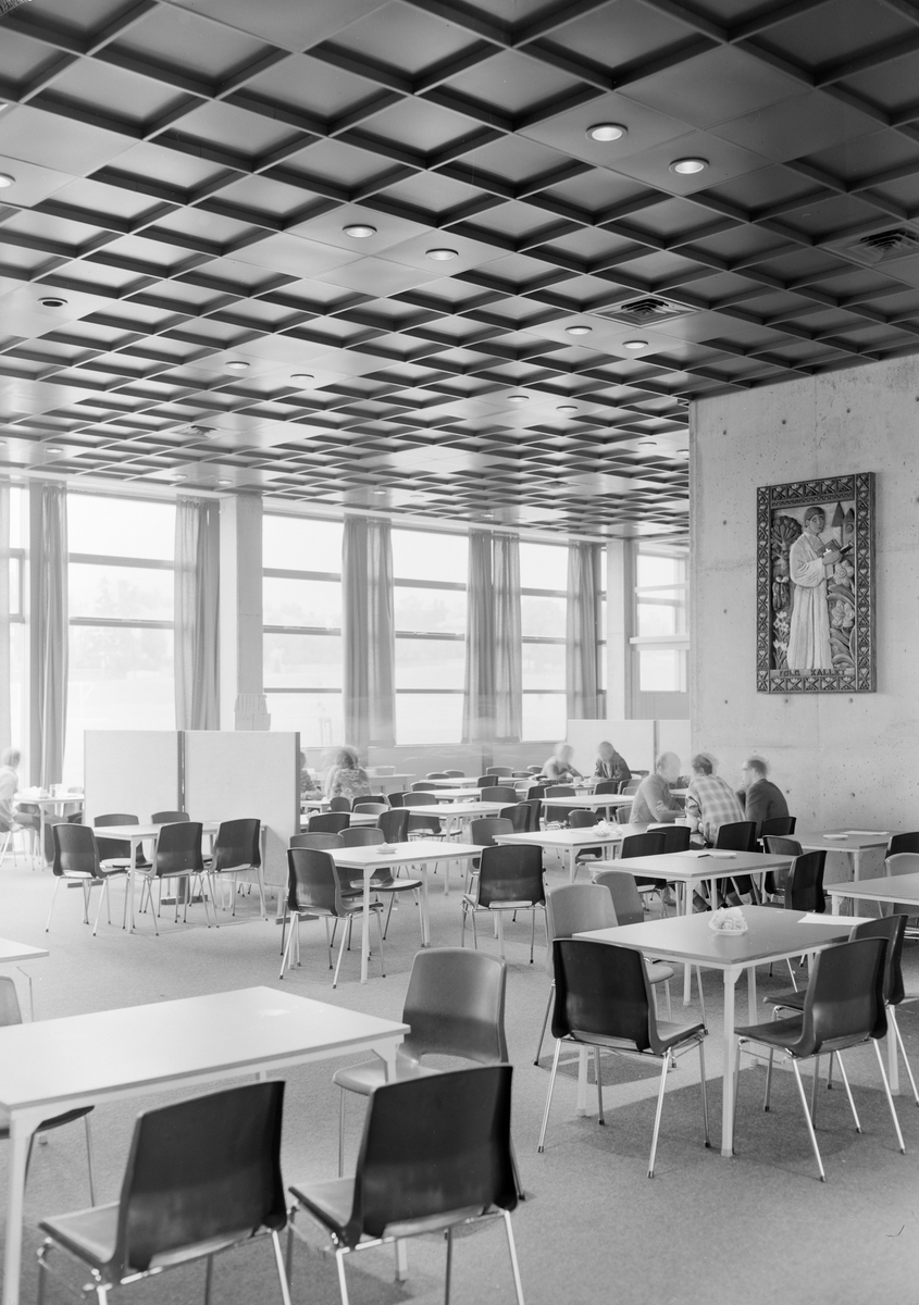 Arkitekturfotografi av Menighetsfakultetet i Oslo. Interiørfoto av en kantine.