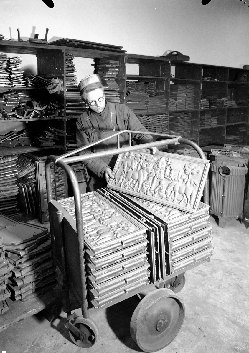 Jøtul og Kværner Ovnsstøperi AS. Det ble laget vedovner i støpejern på Bryn i Oslo fra 1853. Fra 1970 ble produksjonen gradvis flyttet til Kråkerøy ved Fredrikstad. Fabrikken i Oslo ble lagt ned i 1989. Ovnsproduksjonen ble dokumentert i anledning 90-års-jubileet i 1943.  - utstillingstekst "Gjennom Linsen" 