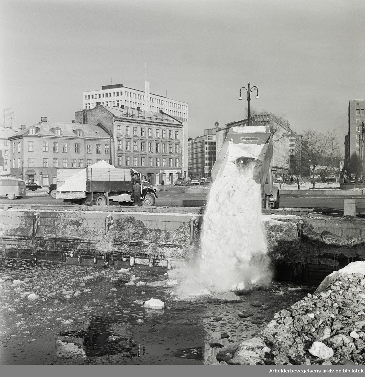 Til tross for at Oslo hadde den mest nedbørsfattige vinteren siden 1905, havnet det lille som kom av snø i havnebassenget utenfor Rådhuset. Februar 1963.