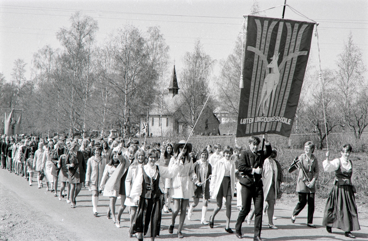 17. Mai feiring i Løten.
Skoletoget fra Løten kirke ned til Løten sentrum. 