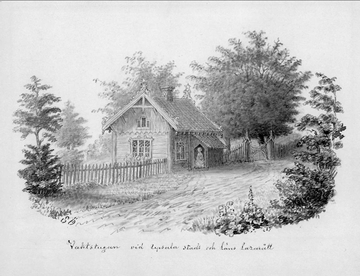 En kvinna står på verandan till litet hus med vackra snickerier. Huset omgivet av staket och trädgård.