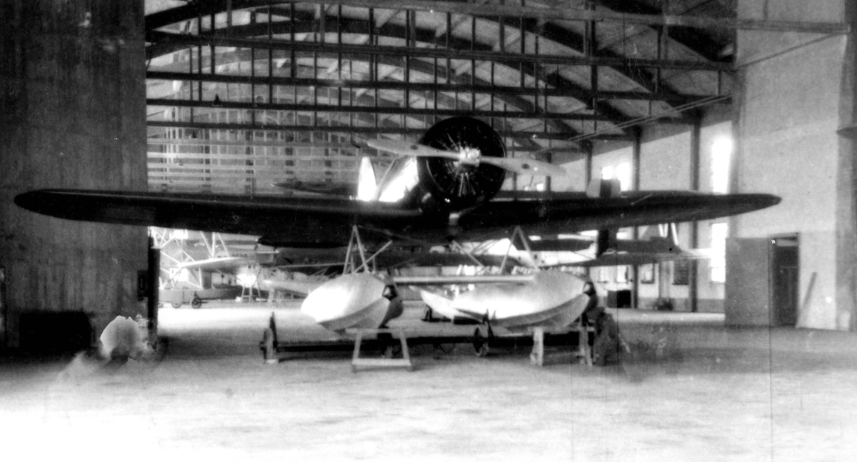 Flygplan Lockheed 8 Sirius ''Tingmissartoq' står i en hangar vid Charles Lindberghs besök på F 2 Hägernäs i september 1933.
