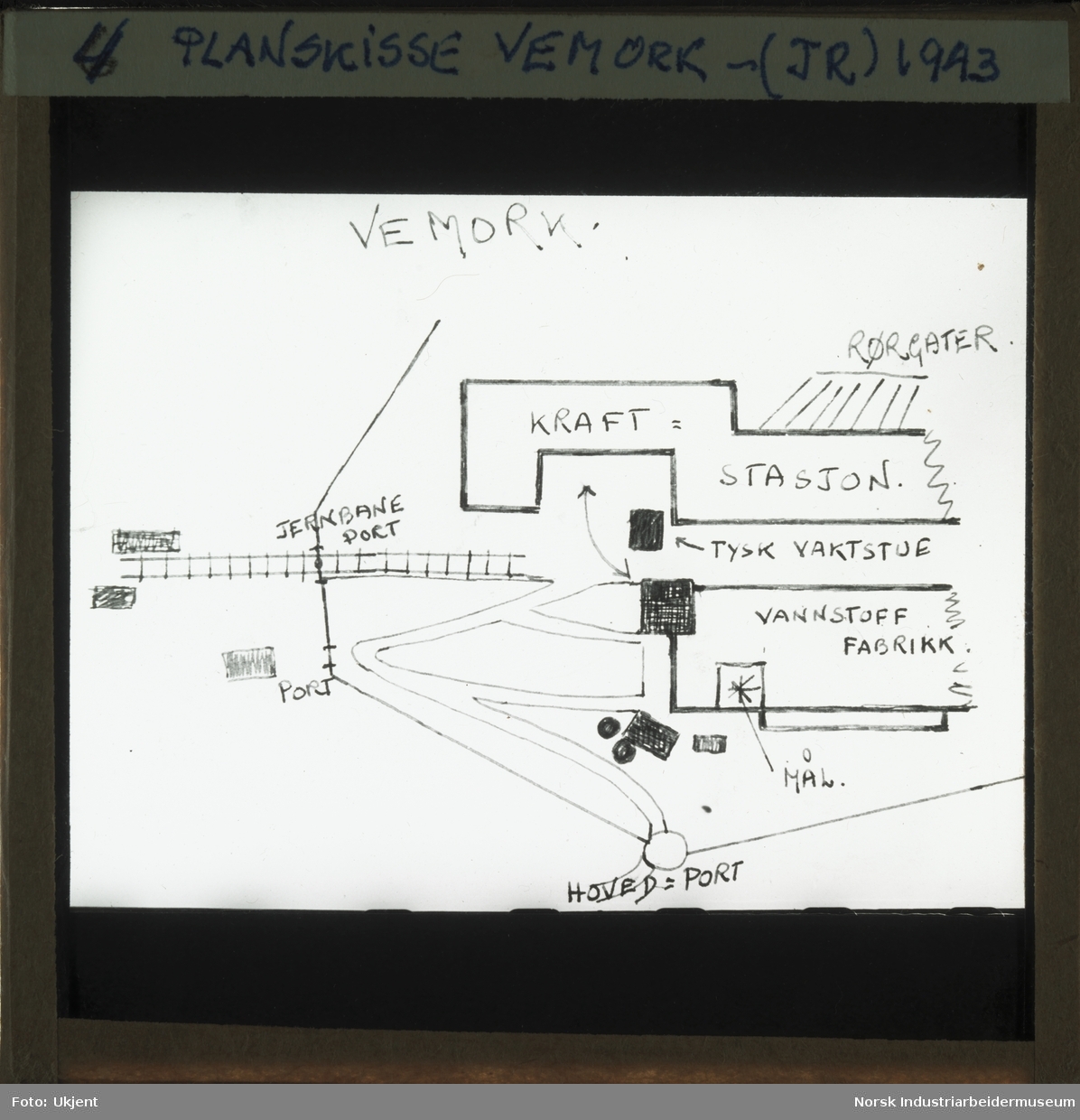Håndtegnet planskisse over Vemork anlegget med inntegnet mål for operasjon Gunnerside, tyske vaktbuer og port som Gunnerside teamet skulle forsere.