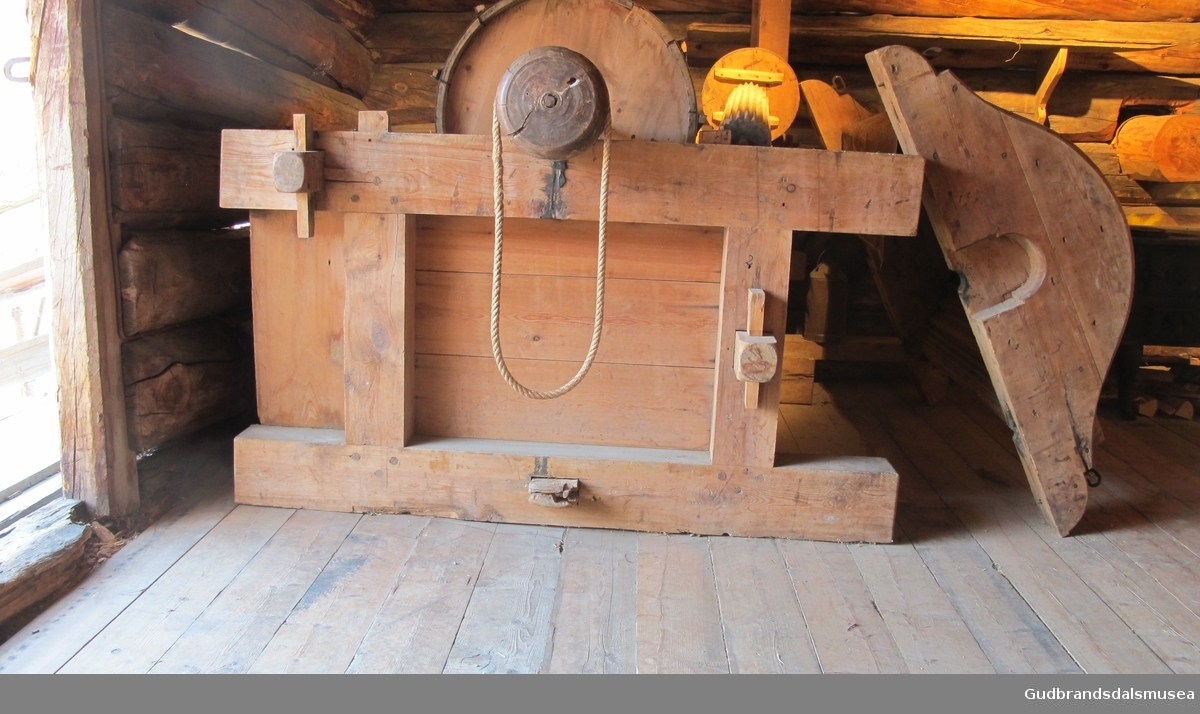 Bråke (linbråke) med skaketrommel.Stort hjul av furu, jevn aksling. Har ant. vært vanndrevet evt. med hestvandring.  Slike maskiner ble produsert fra 1808. Trommelen har jernbeslag og det er et stort lokk for å legge over trommelen.