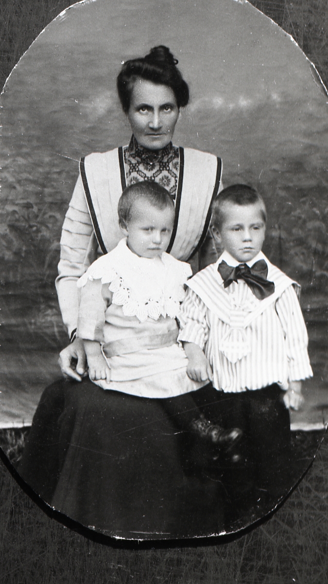 Marit Tande med sønene Gunnar og Magnus ca.1910.