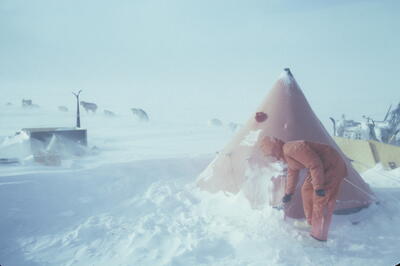Pyramideteltet i storm og 44 minusgrader på Sydpolplatået. (Foto/Photo)