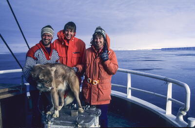 Jacob Meissner Larsen (t.v.), Jan Almquist og Monica Kristensen på vei hjem fra Sydpolen i  baugen på Monicas egen isbryter "Aurora". Fotografen er fjerde medlem på ekspedisjonen, glasiolog Neil McIntyre.