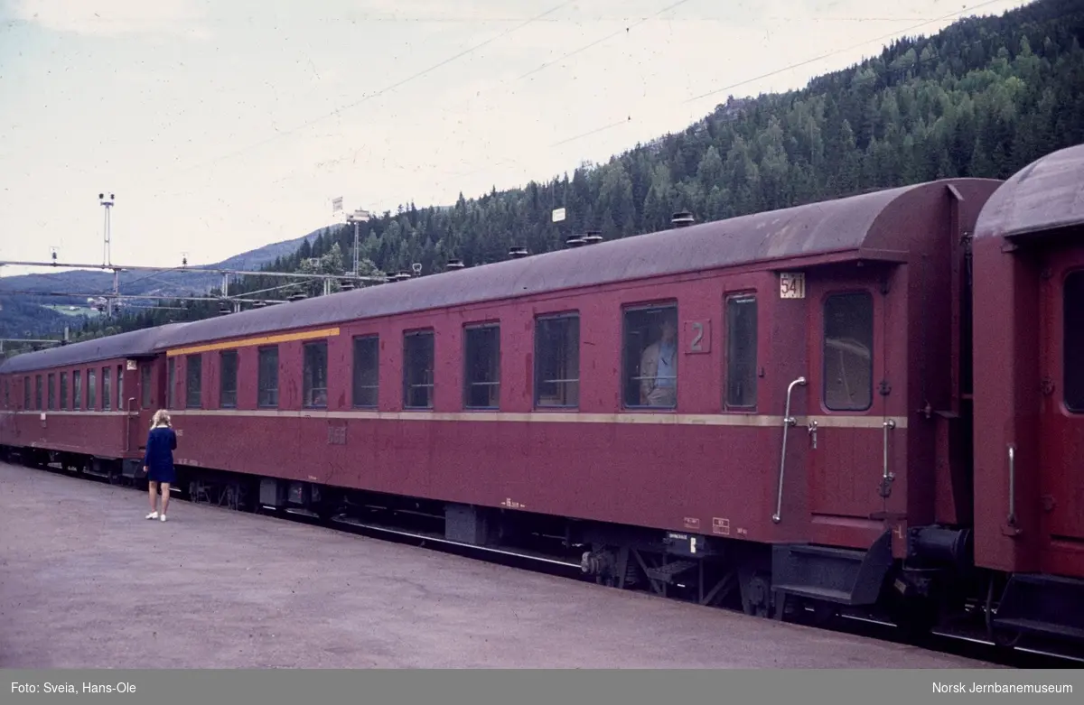 Personvogn Ab10 Nr 24103 I Persontog Fra Ustaoset Til Oslo Ø Tog 7604 På Gol Stasjon Norsk 