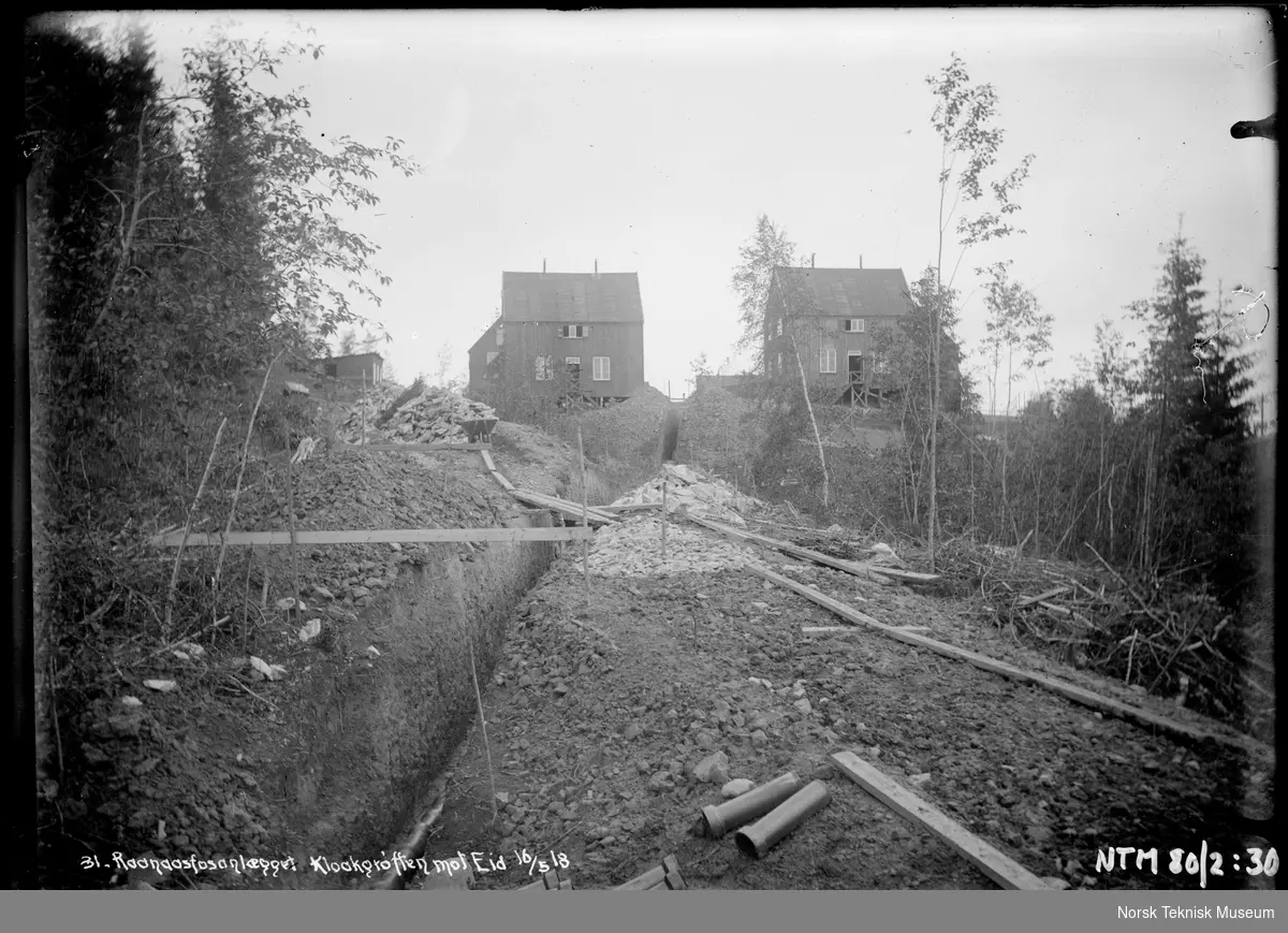 Kloakkgrøften mot Eid fotografert i forbindelse med utbyggingen av Raanaasfossen 1918-1930