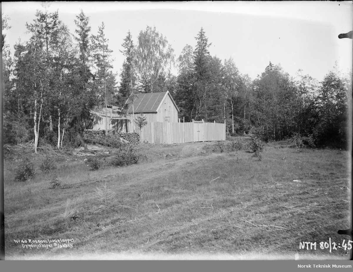 Dynamittlageret ved Rånåsfoss kraftverk fotografert i forbindelse med utbyggingen av Raanaasfossen 1918-1930