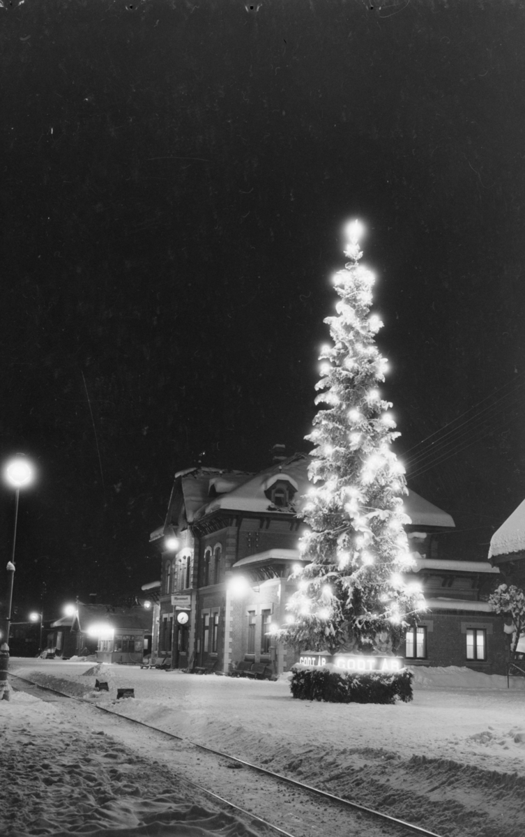 Juletre på Lillehammer stasjon