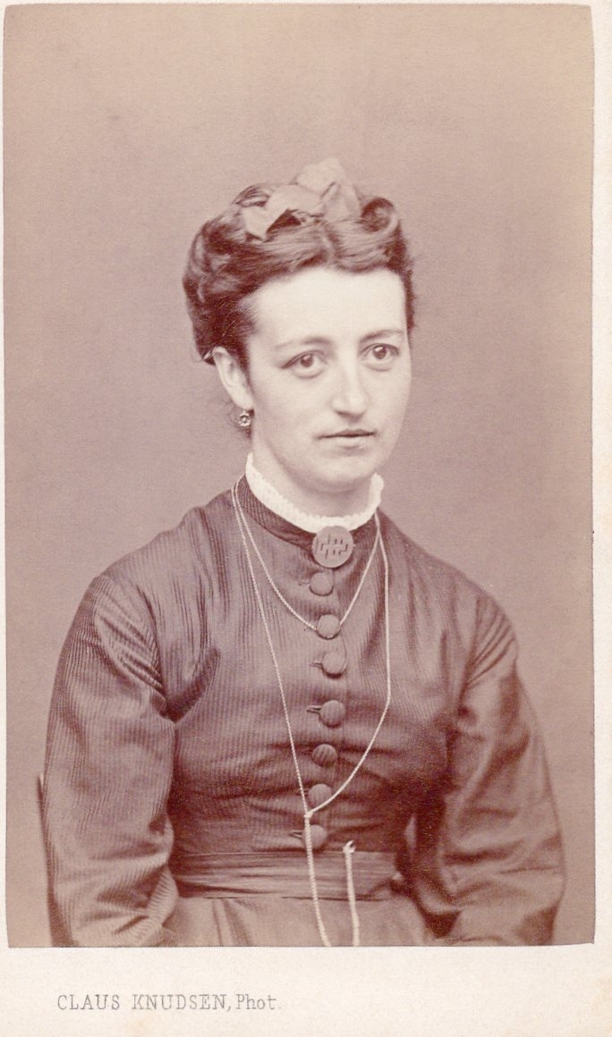 Marie M. Larsen-Naur med oppsatt hår.