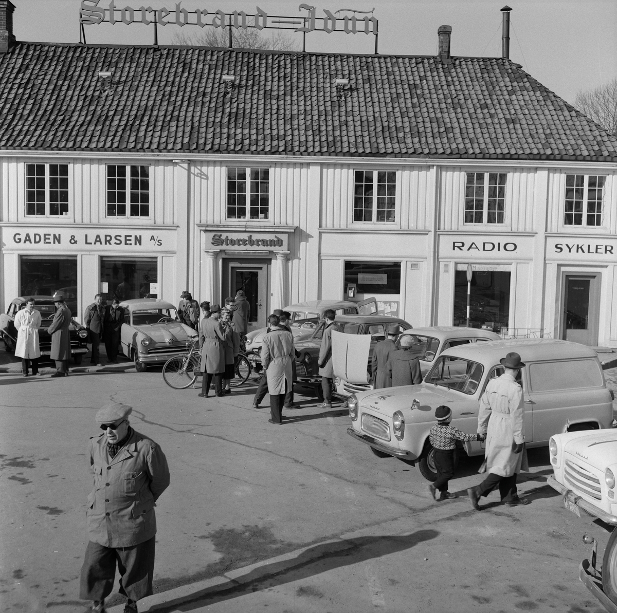 Bilutstilling hos Gaden & Larsen A/S på Torvet