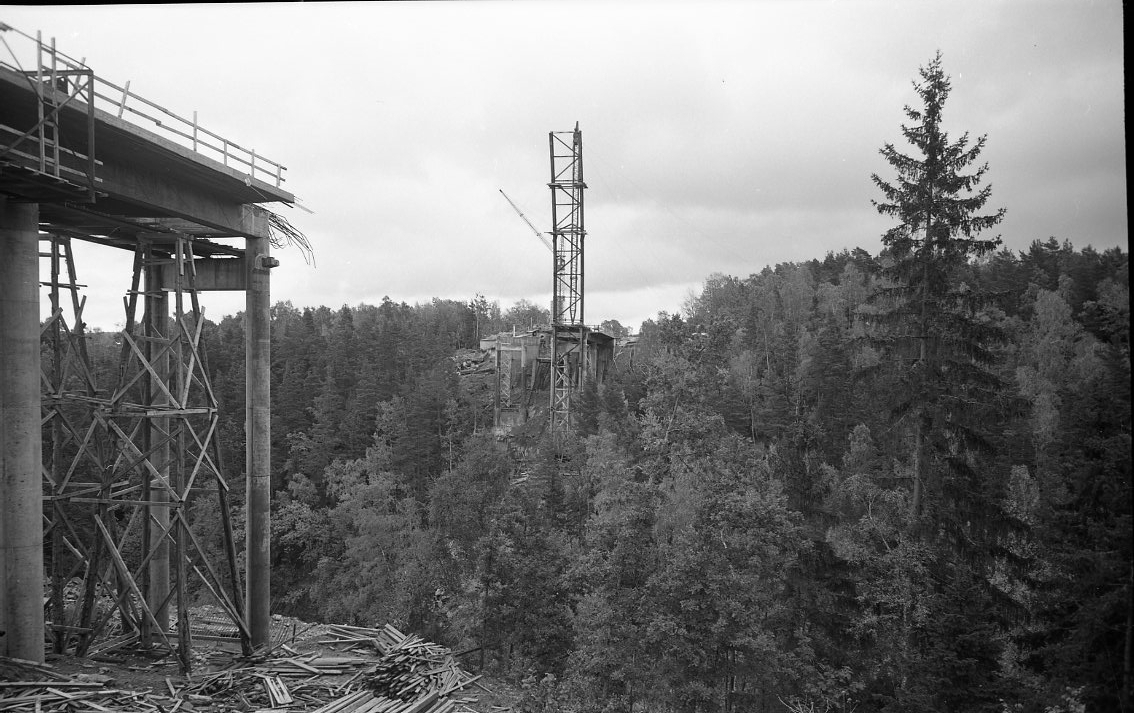 En motorvägsbro under uppförande över Röttleravinen söder om Gränna.