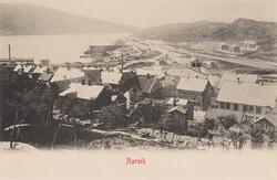 Narvik by med malmbanegården i bakgrunnen og lokomotivstalle