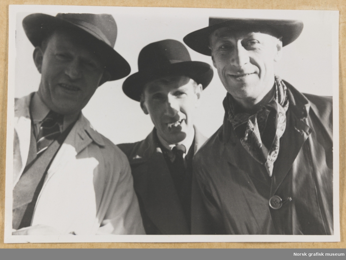 Gruppebilde av tre menn med hatt og frakk, halvnært portrettformat. Fotografert i forbindelse med Vestlandsk Trykkerstevne i Stavanger, 1948.