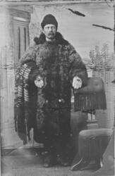 Vinterkledd, ukjent mann. Atelierfoto, trolig rundt 1890-191