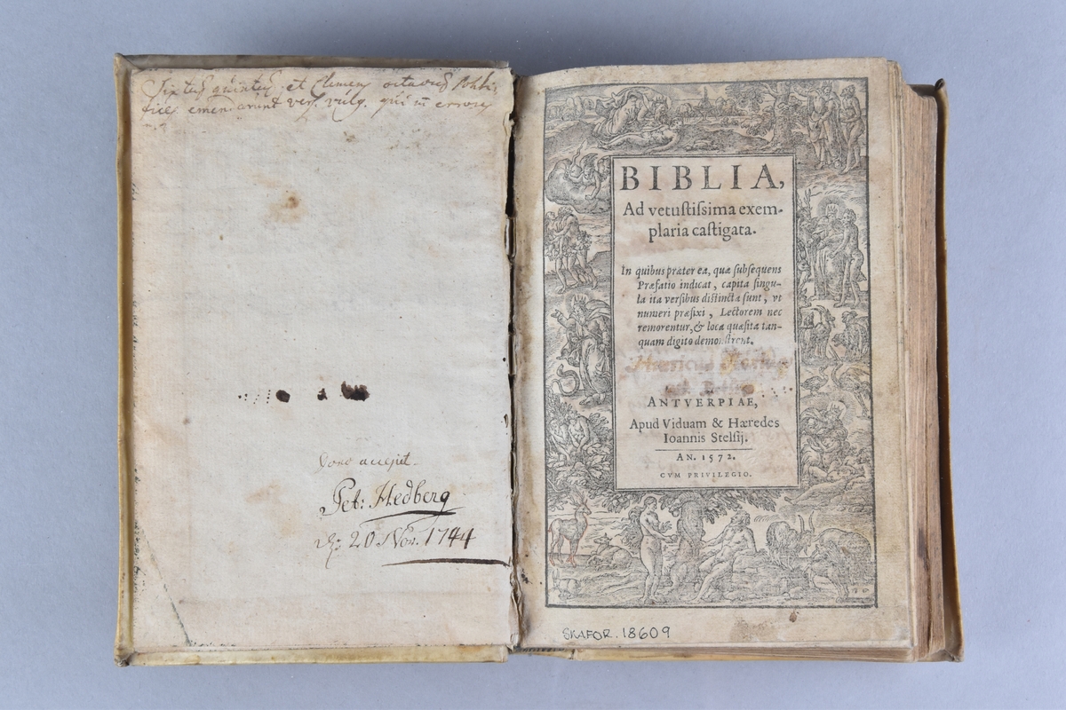 Bok, pergamentband, "BIBLIA, Ad vetustissima exemplaria castigata". Stänkt snitt. 