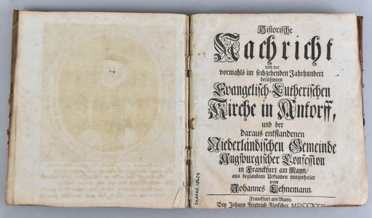 Bok, halvfranskt band, "Historische Nachricht der niederlandischen ...".
Pärmar i papp med rygg och hörn av skinn. Etikett med titel och tryckår på bokens framsida. 

Innehåller lösblad på tyska daterad 1858.