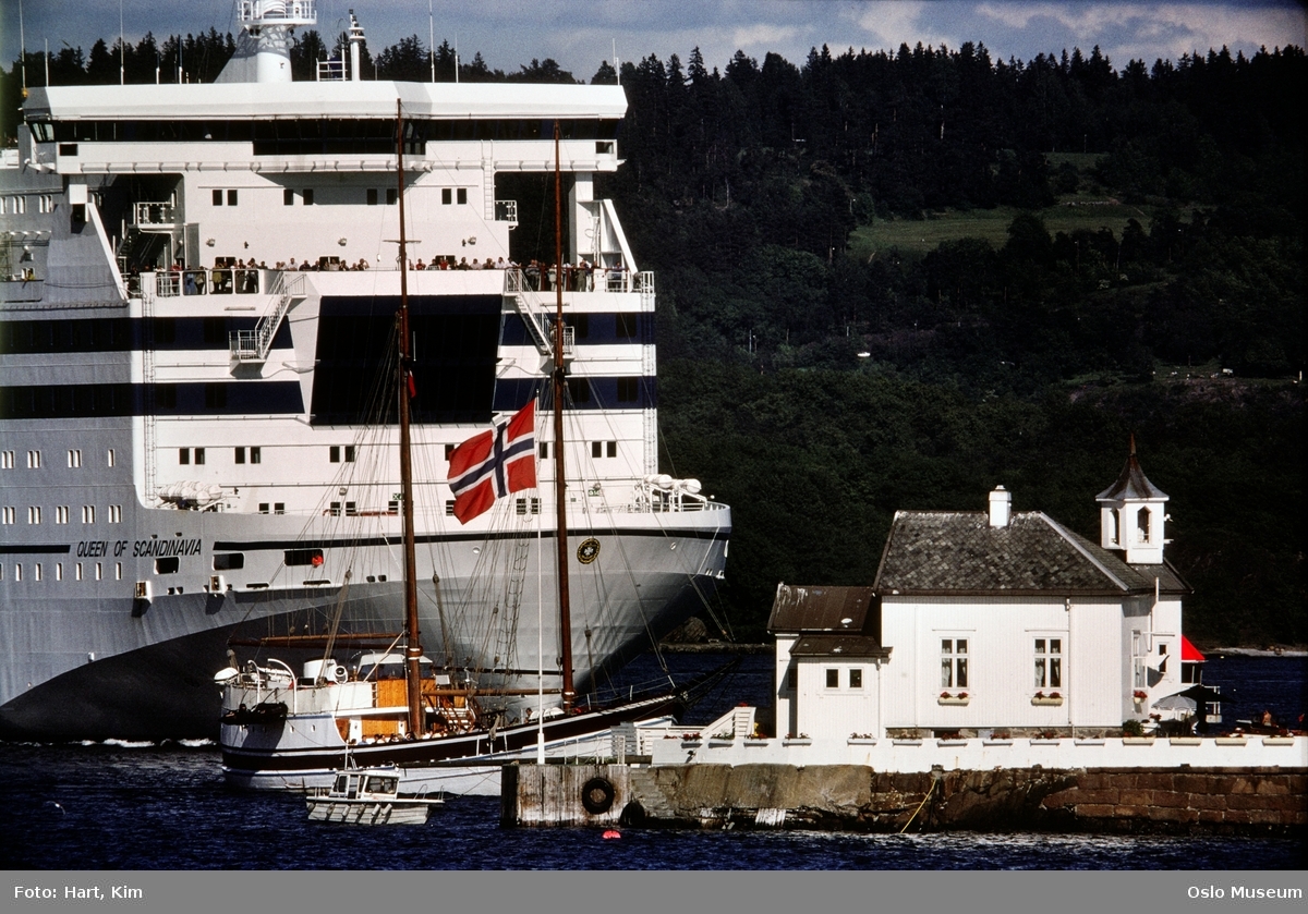 fjord, Dyna fyr,  danskebåt, DFDS Queen of Scandinavia, seilfartøy, flagg, ås, skog