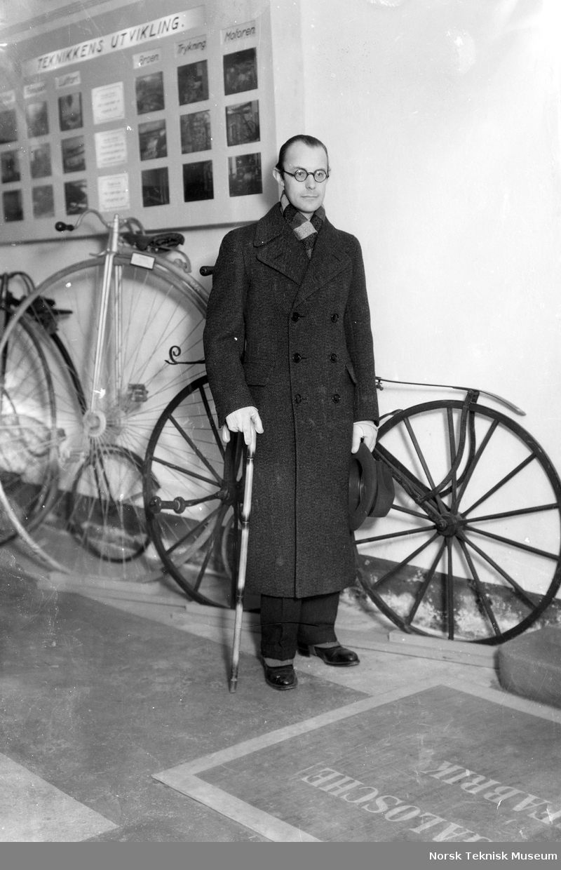 Intendent Torsten Altin ved Tekniska Museet i Stockholm på besøk i sykkelutstillingen på Norsk Teknisk Museum, 1934