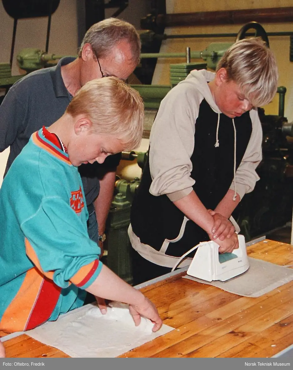 Papirfremstilling i Norsk Teknisk Museums utstilling Skogen som ressurs. Det håndlagede papiret strykes og løftes opp fra filtunderlaget