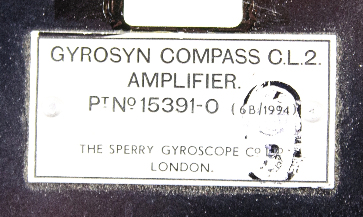 Förstärkare Gyrosyn Compass CL2. Svart låda av plåt, med gula transportskyddsdetaljer. Tillverkad av The Sperry Gyroscope Co Ltd London.
