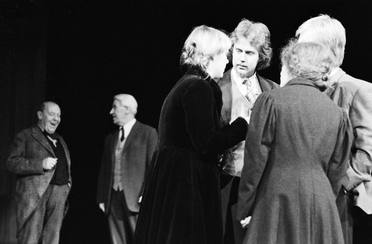 Scene fra Nationaltheaterets oppsetning av Henrik Ibsens "En folkefiende". Forestillingen hadde premiere 27. september 1979. Charles Marowitz hadde regi, og medvirkende var blant annet Per Theodor Haugen som Dr. Thomas Stockmann, Ingerid Vardund som Fru Stockmann og Tor Stokke som Peter Stockmann. 