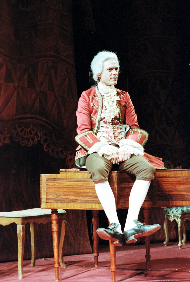 Scene fra Nationaltheaterets oppsetning av Peter Shaffers "Amadeus". Forestillingen hadde premiere 9. desember 1980. Regi var ved Toralv Maurstad, scenografi ved Lubos Hruza og kostymer ved Bruce Snyder.