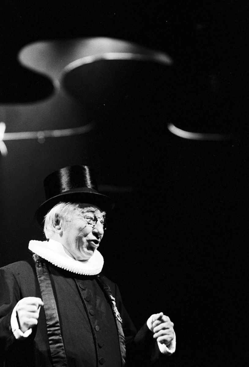 Scene fra Nationaltheaterets oppsetning av Henrik Ibsens "Brand". Forestillingen hadde premiere 10. juni 1978. Edith Roger hadde regi, Lubos Hruza scenografi og Per Lekang kostymer. Medvirkende var blant annet Gunnar Olram som Prosten. 