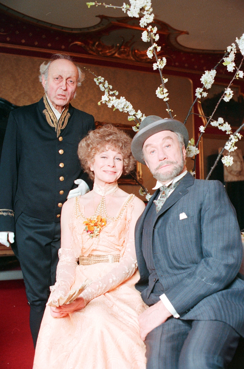 Portrett av Rut Tellefsen og Espen Skjønberg i forbindelse med forestillingen "Kirsebærhaven" på Nationaltheateret i 1988. 