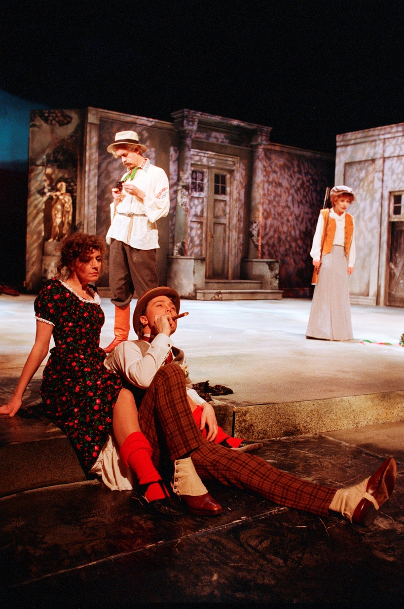 Scene fra Nationaltheaterets oppsetning av Anton Tsjekhovs "Kirsebærhagen". Forestillingen hadde premiere 11. mars 1988. Ernst Günther hadde regi og Lubos Hruza kostymer og scenografi.  