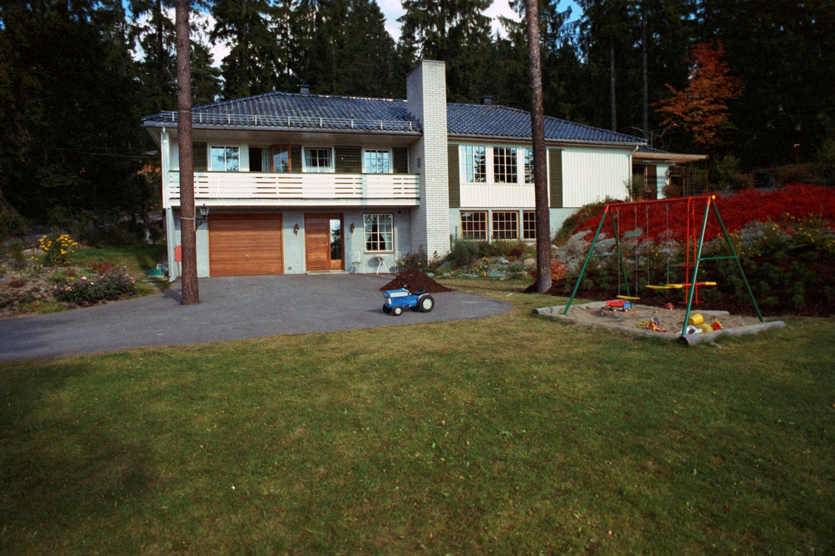 Fasade av Bloch Watne hus med hage