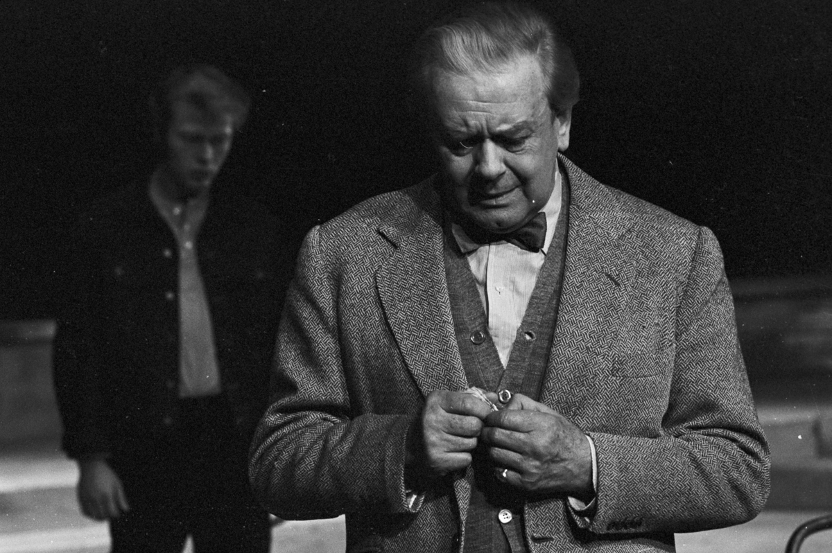 Scene fra Nationaltheaterets oppsetning av David Storeys "Hjem".  Forestillingen hadde premiere 27. oktober 1971. Kirsten Sørlie hadde regi og medvirkende var blant andre Per Aabel som Harry og Nils Ole Oftebro som Alfred.  