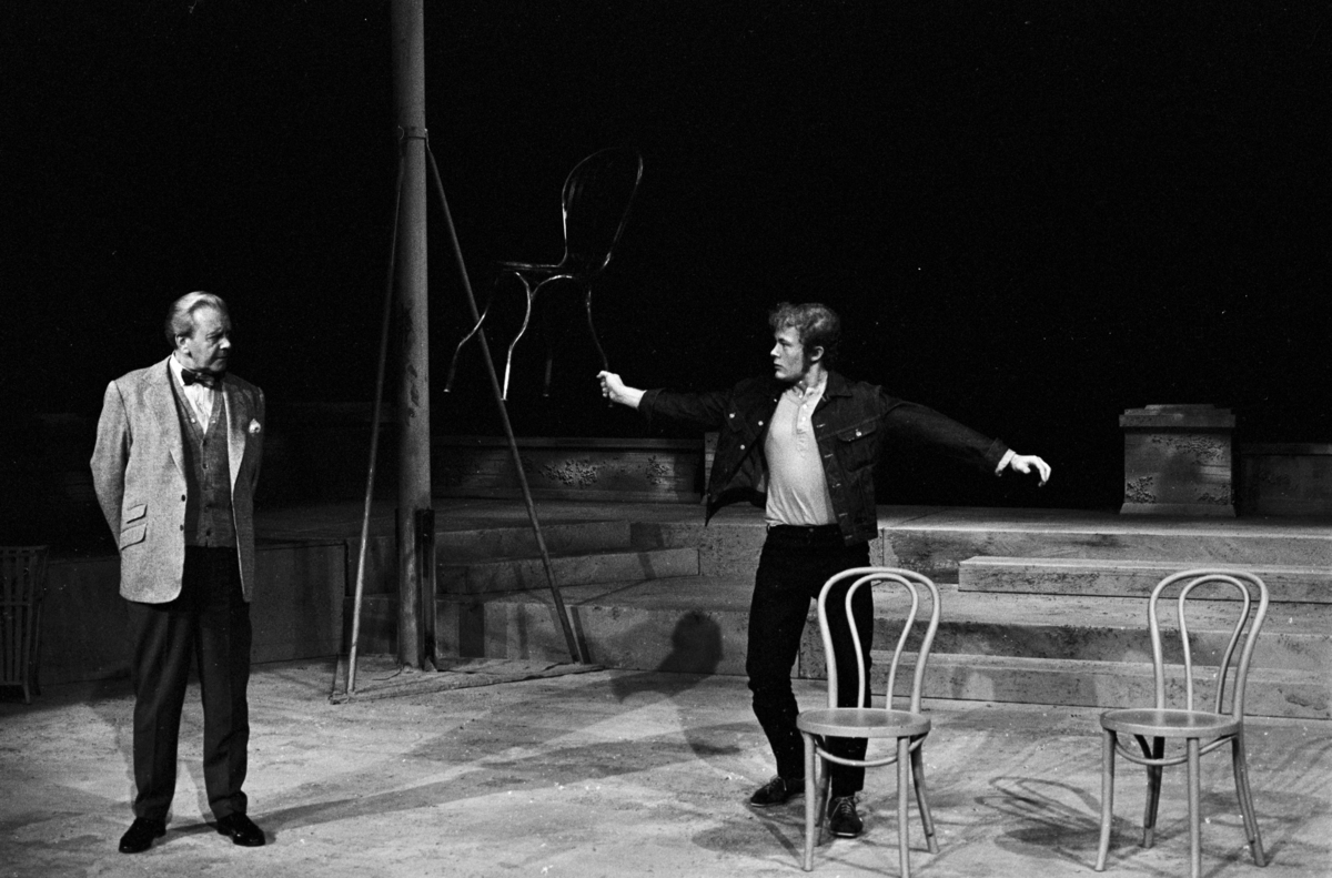 Scene fra Nationaltheaterets oppsetning av David Storeys "Hjem".  Forestillingen hadde premiere 27. oktober 1971. Kirsten Sørlie hadde regi og medvirkende var blant andre Per Aabel som Harry og Nils Ole Oftebro som Alfred. 