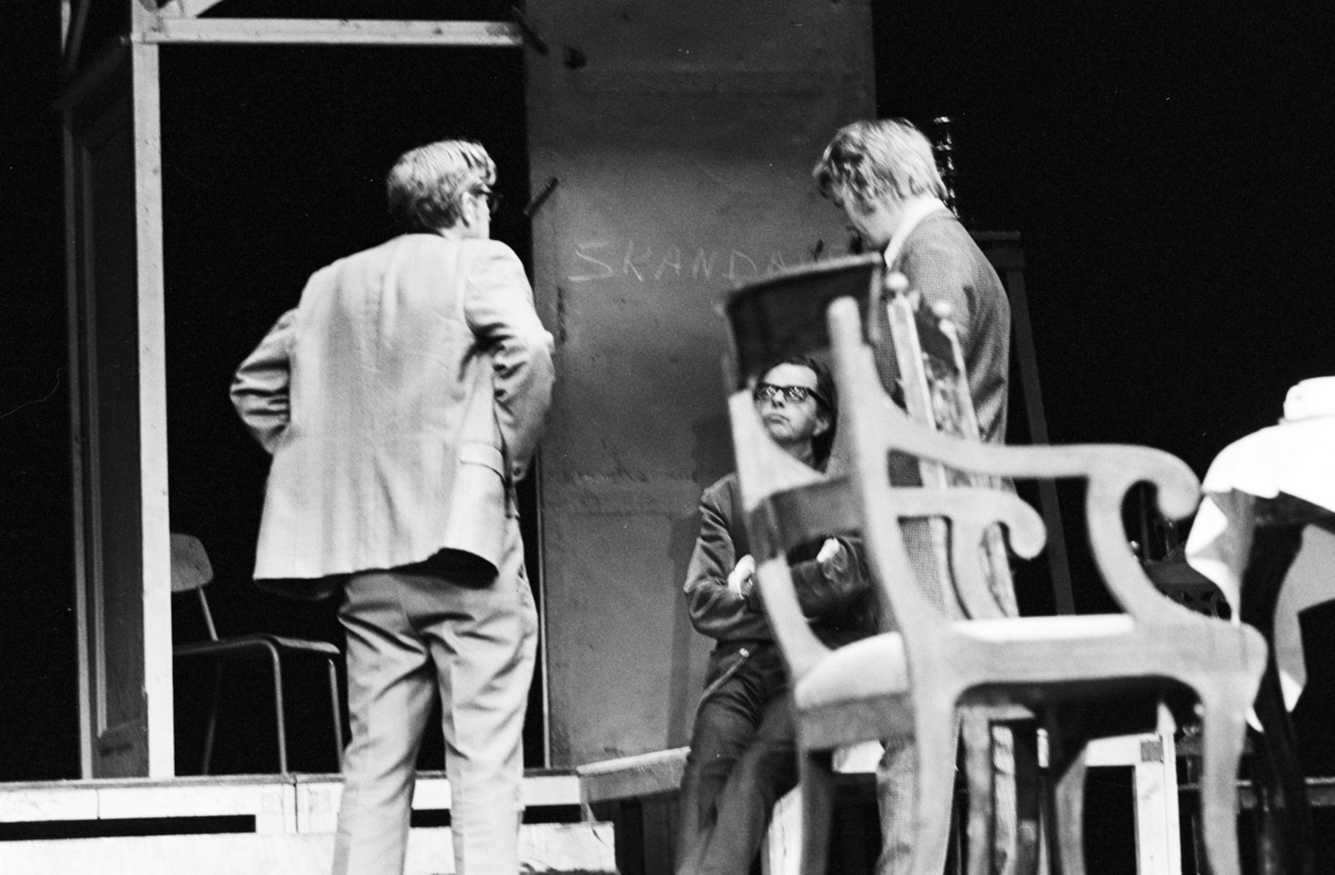 Scene fra Nationatheaterets oppsetning av August Strindbergs "Spøksonaten". Forestillingen hadde premiere 26. september 1979. Stein Winge hadde regi, Lubos Hruza scenografi og kostymer var ved Per Lekang. 