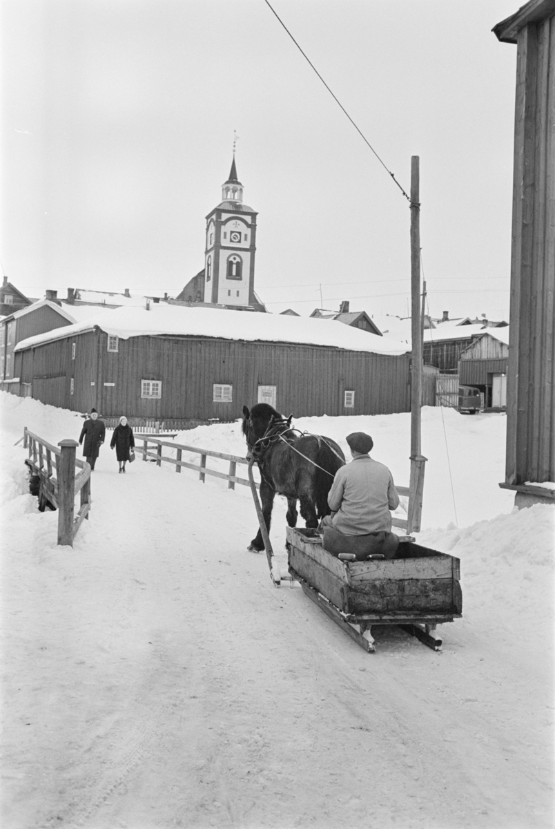 Kjøring med hest og slede i bygatene på Røros.