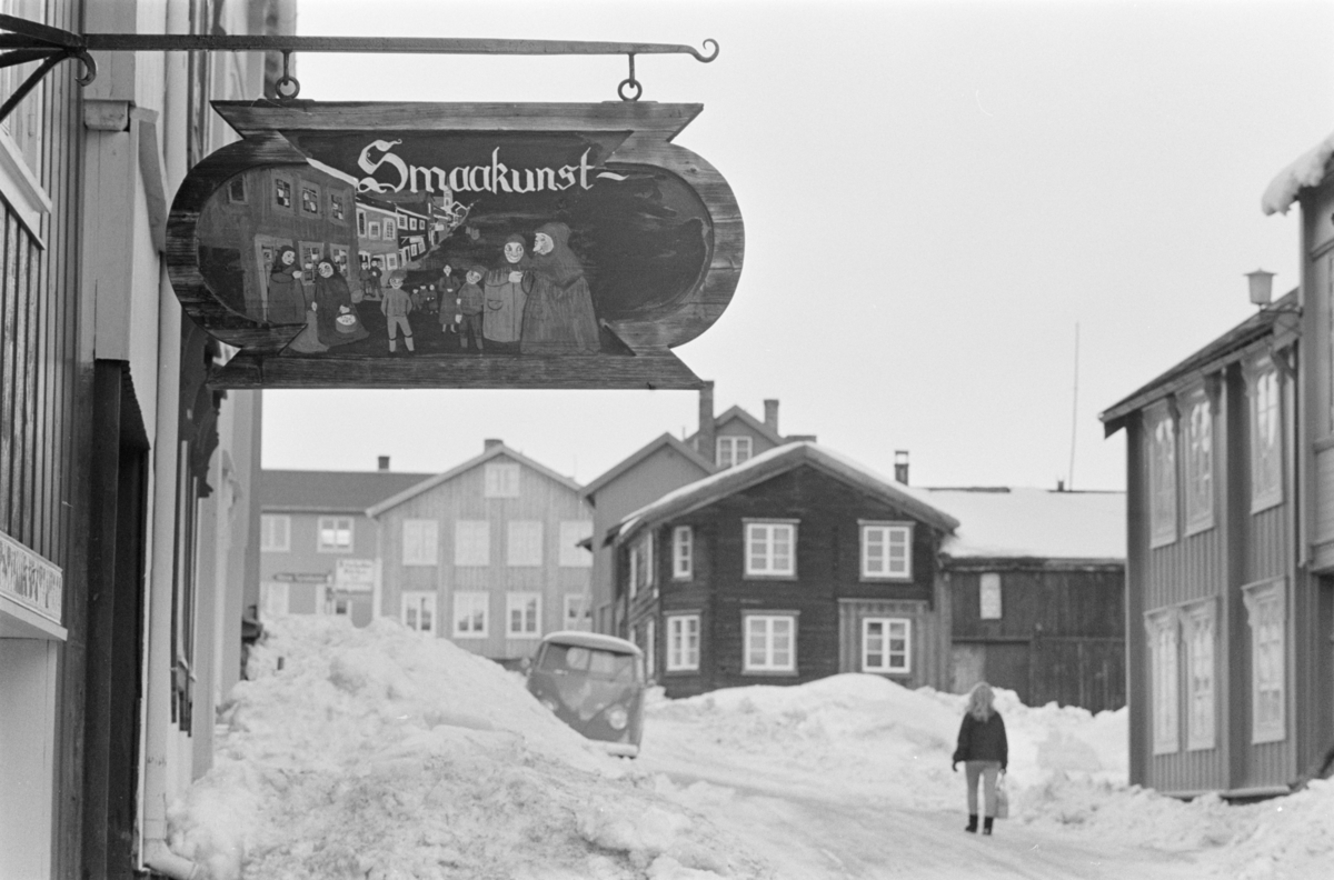 Et reklameskilt for "Smaakunst" på Røros. 