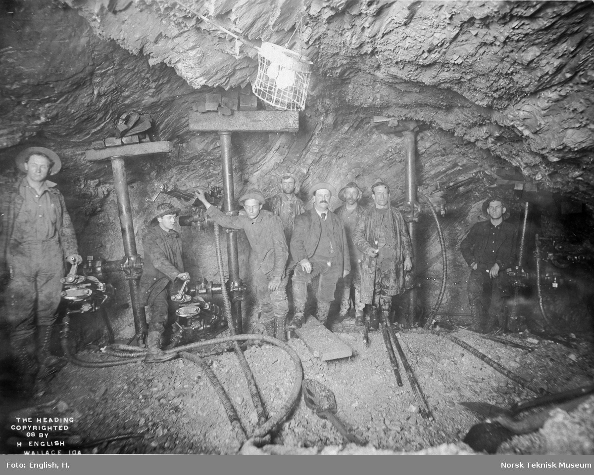 Gruvearbeidere med boremaskiner i sølvgruve i Wallace, Idahoe (?)