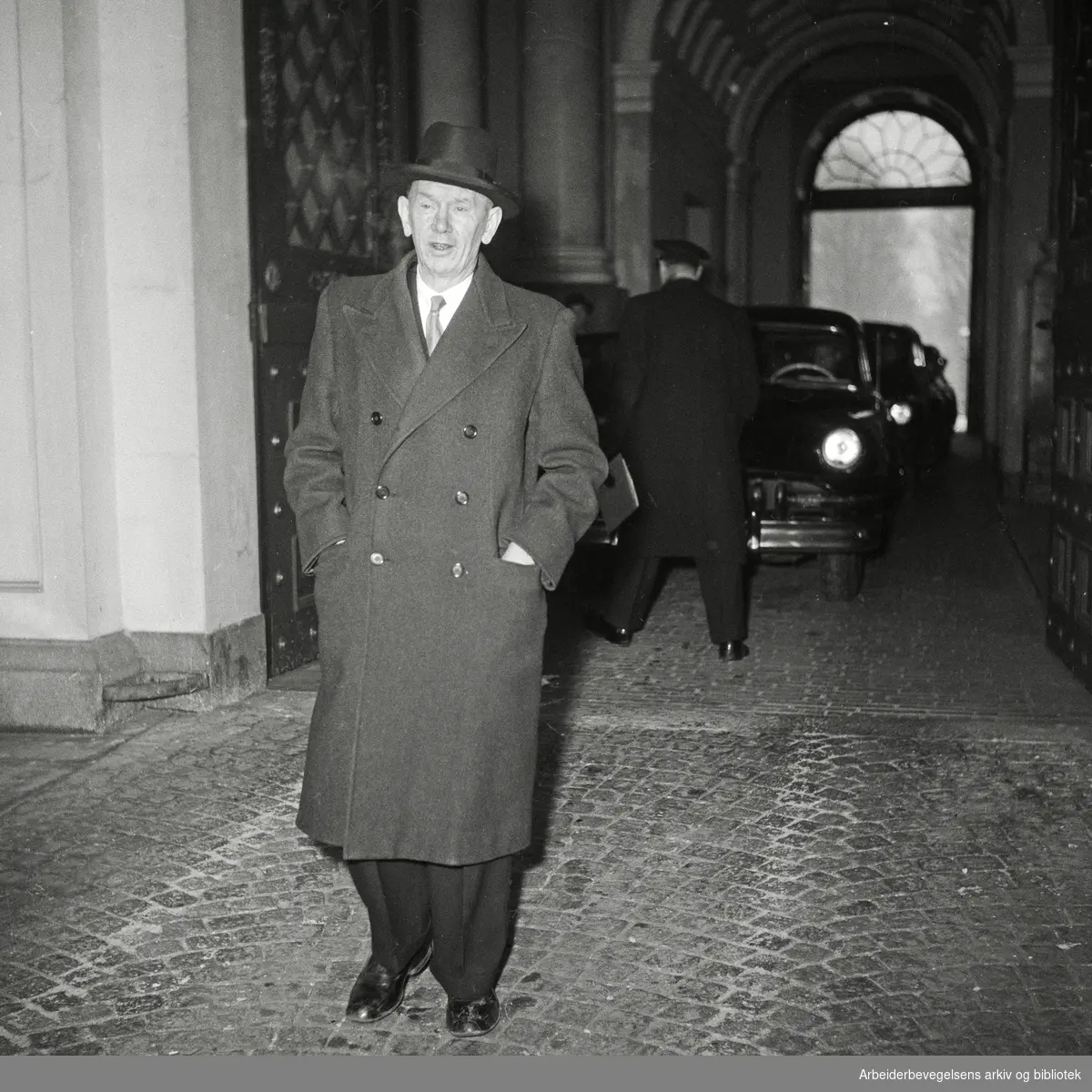 Regjeringen Oscar Torp går av. Avskjedssøknaden ble innvilget av kong Haakon VII i statsråd 21. Januar 1955.
