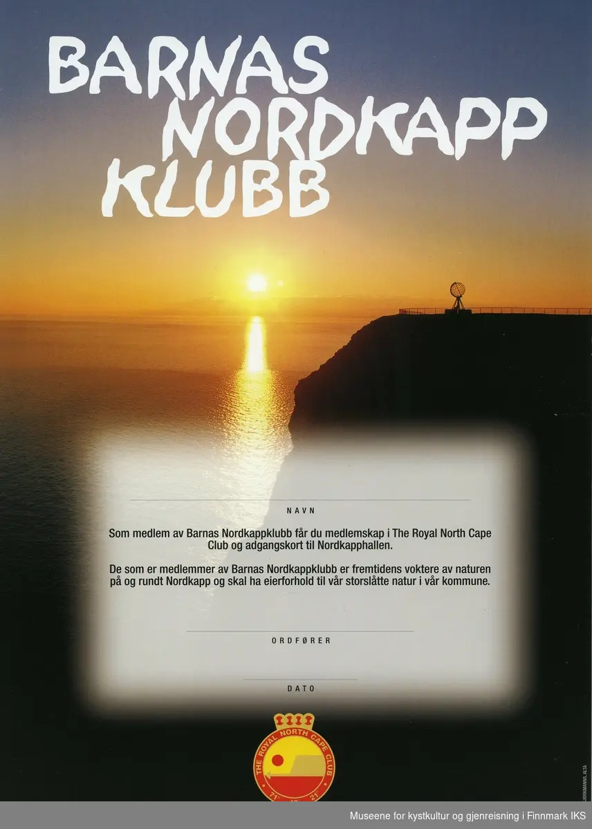 Diplom, medlemmer i Barnas Nordkappklubb fikk utdelt. Bildet viser Nordkappklippen med Globusen i midnattssol. Nederst ser man logoen til The Royal North Cape Club (RNCC).