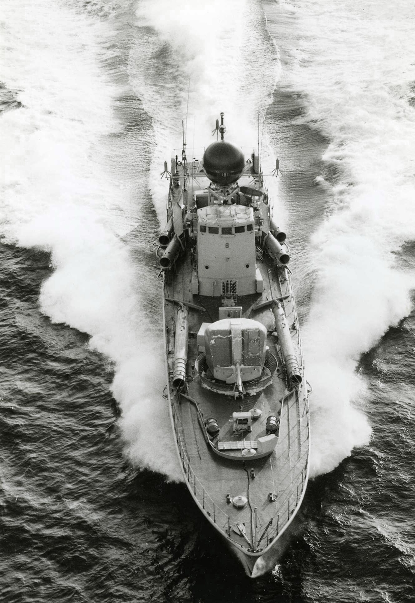 Motortorpedbåten SIRIUS, T 122, under gång. Flygfoto.
