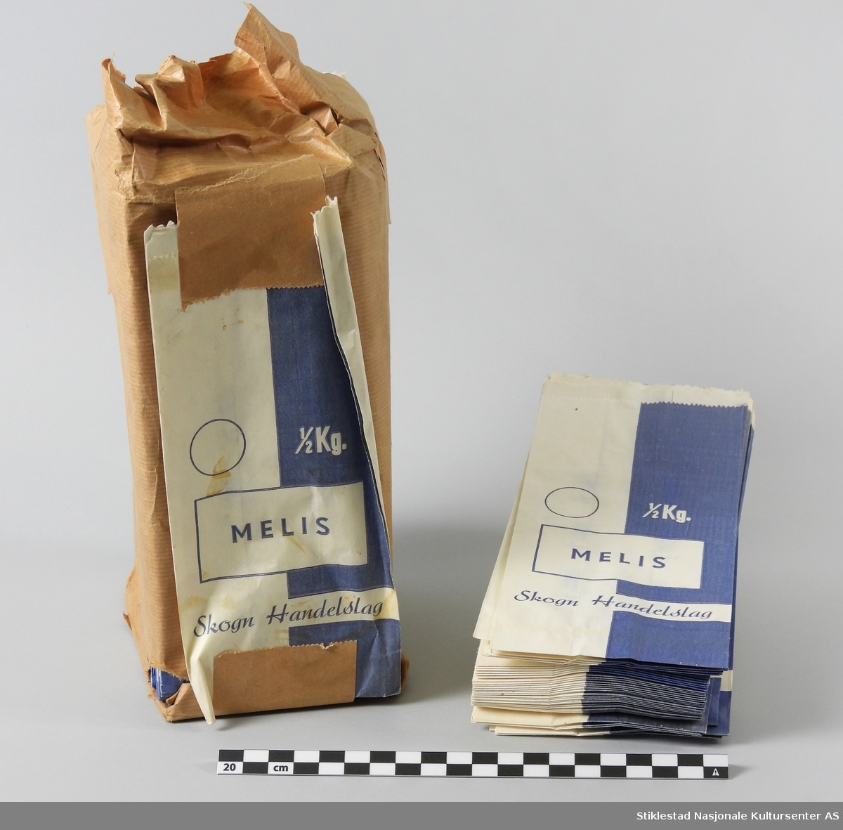 Poser/emballasje i papir, merket 1/2 kg MELIS, Skogn Handelslag. Hvit og blå pose. 1 pakke i gråpapir, åpnet. 47 løse poser.