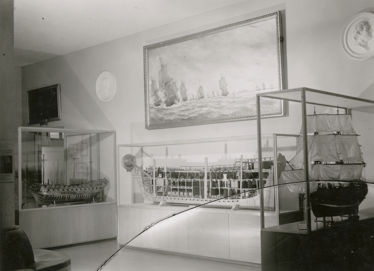 Utställning i Gustavianska salen, sal 3 (Gustaf III-salen) visande fartygsmodeller, konst m.m.