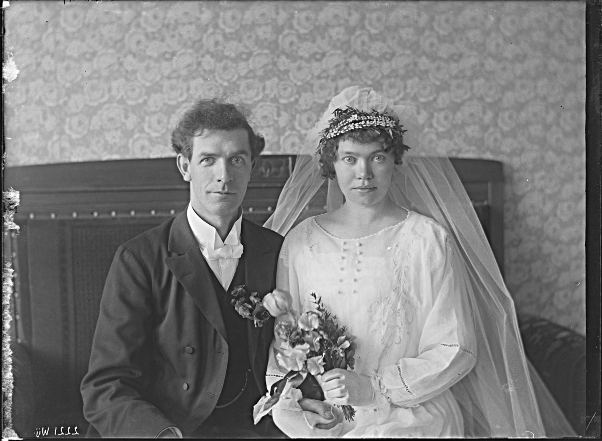 Fotografering beställd av Råberg. Föreställer sannolikt Ernst Albert Råberg (1889-1956) och hans hustru Jenny Svensson (1892-1960). De vigdes den 23 juni 1923.