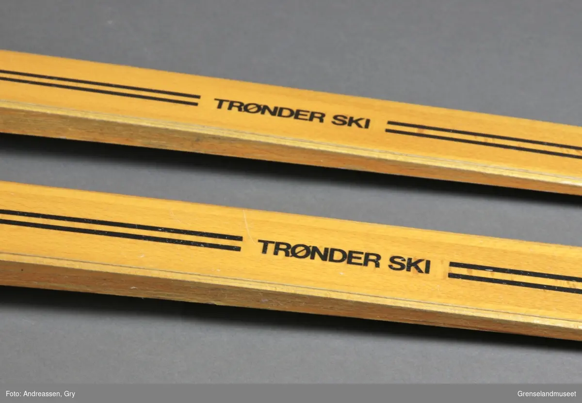 Lakkede treski av typen Trønder Ski med Kandaharbindinger.