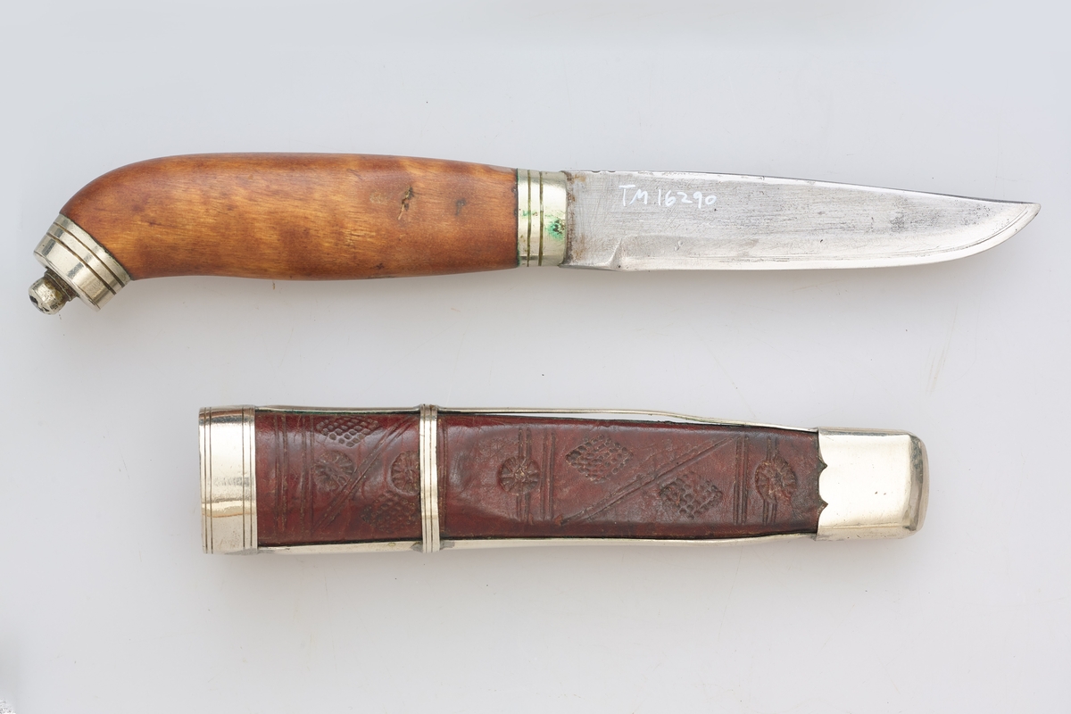 Halvfinkniv, med krokskaft i flammebjørk, beregnet til salg på Hedmark. Slire i lær med stemplet mønster.